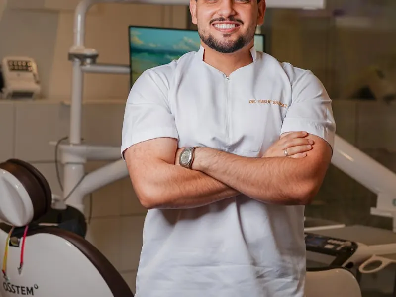Dra. Ana Molina Reyes — Especialista en Ortodoncia y Estética Dental en Esem Dental