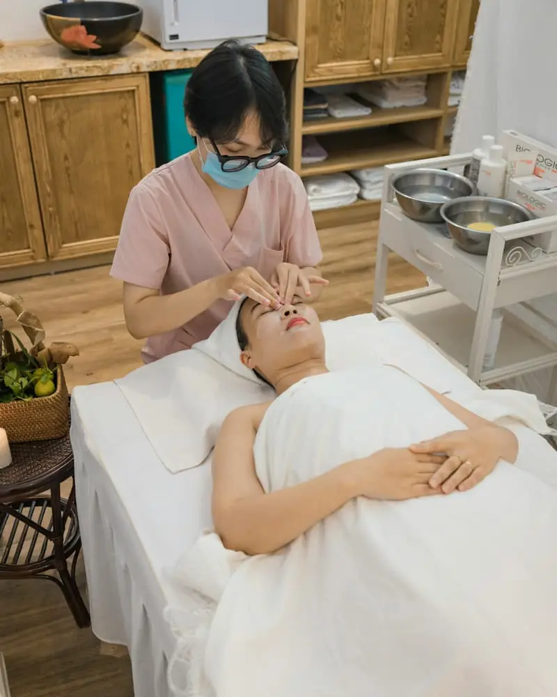 Limpieza facial profunda — por Marta Vidal en Esem Hair