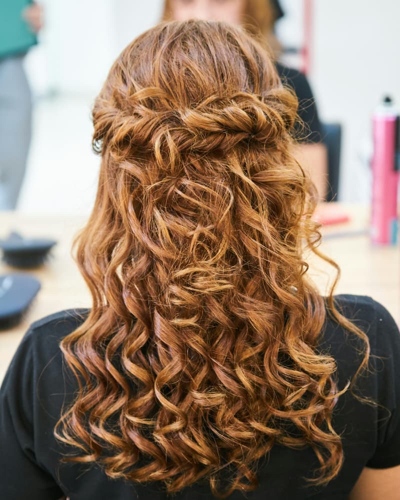 Semi-recogido de invitada